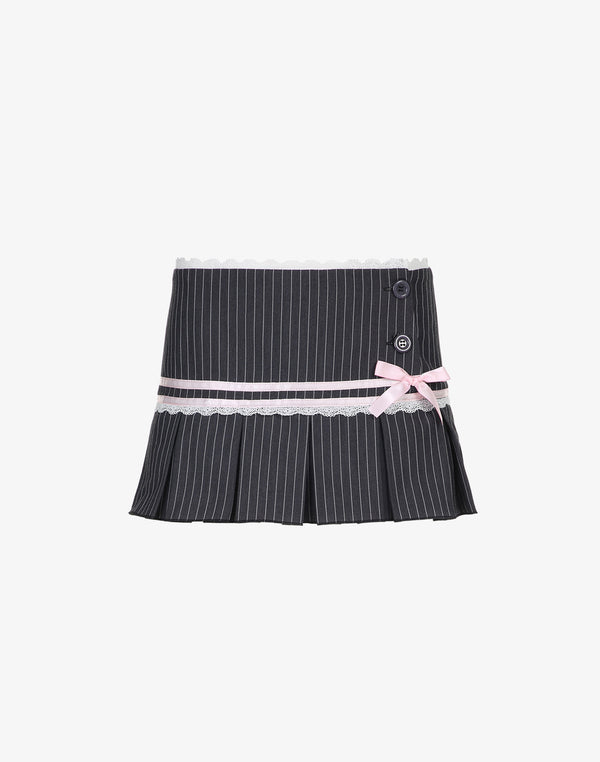 A preppy pinstripe pleated skirt with a pink ribbon accent, a classic piece of Y2K campus style fashion.